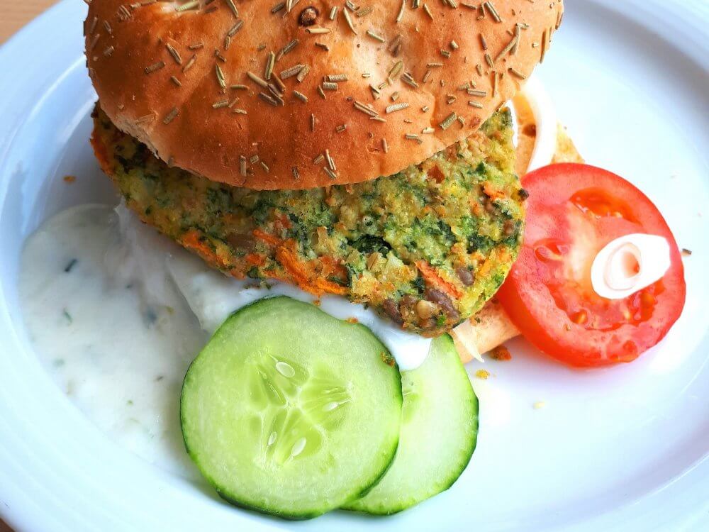 Blick auf einen vegetarischen Burger mit Dipp