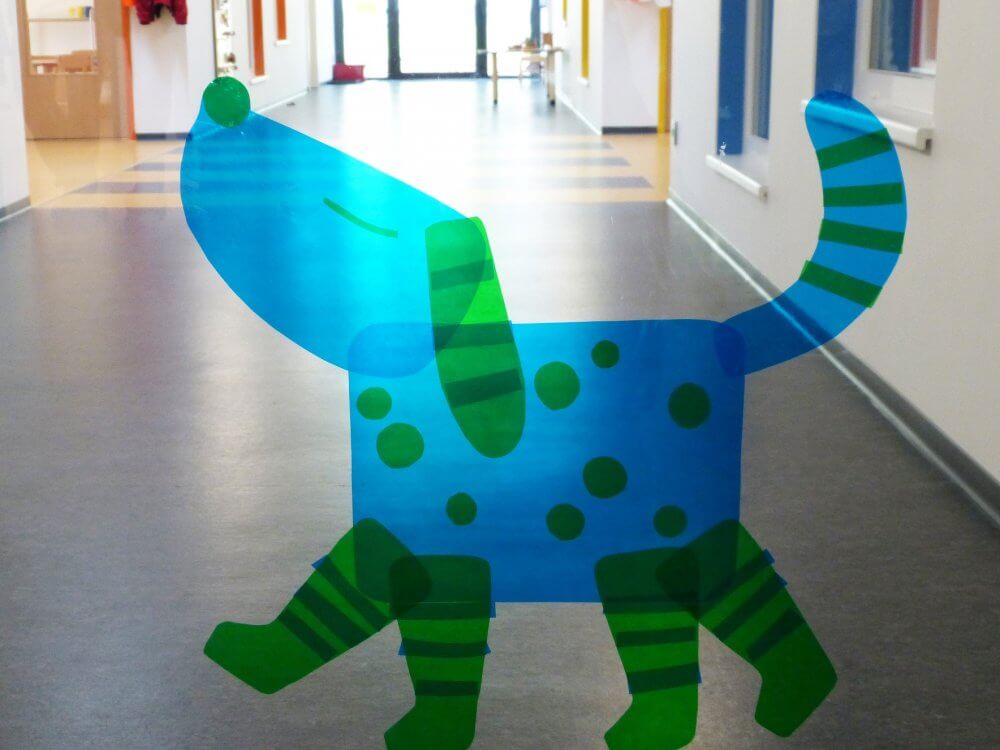 Blick auf einen deko-Hund an der scheibe der Uni-Kita