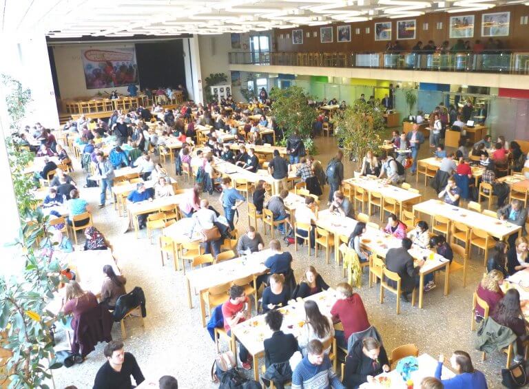 Blick auf den voll besetzten Speisesaal der mensa erlenring von der Empore aus gesehen