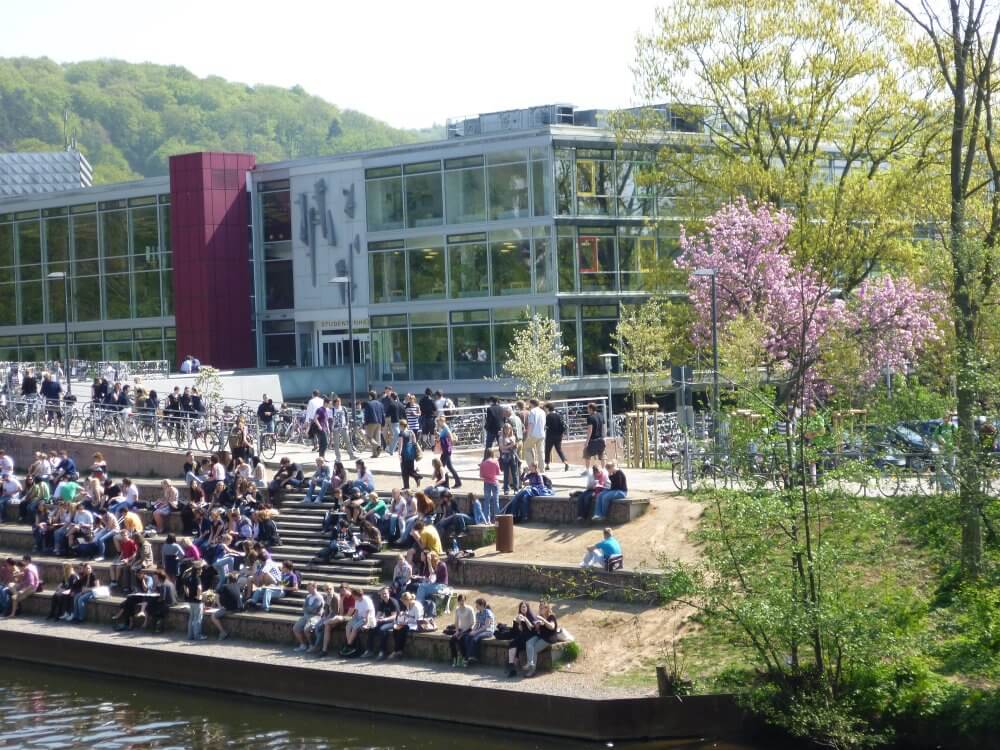 Blick auf das Studentenhaus mit den Lahnterrassen im Vordergrund