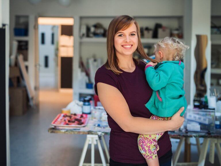 Eine Frau hält ein Kind auf dem Arm