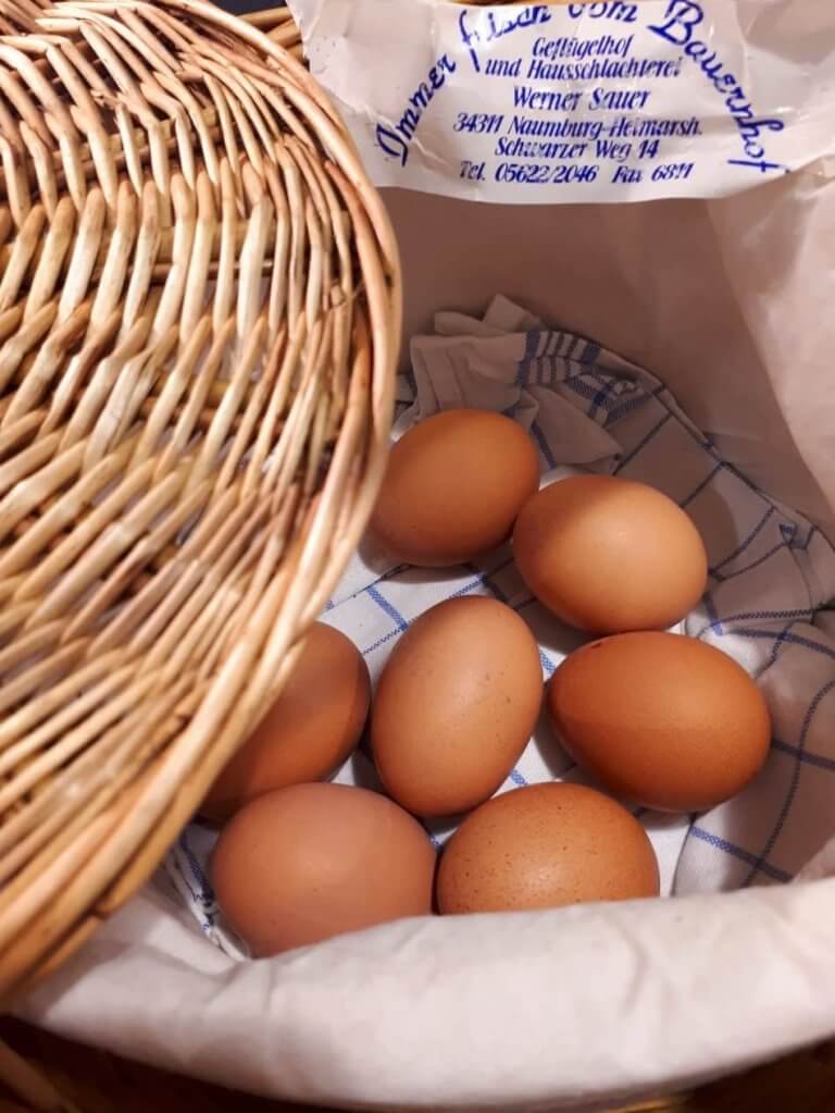 Eier in einem Korb im Bistro