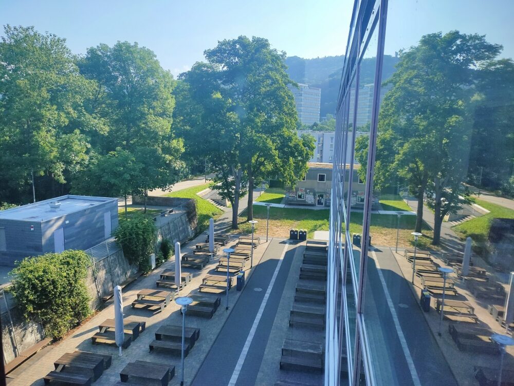 Café AUSZEIT vor dem Studentenhaus im Morgenlicht